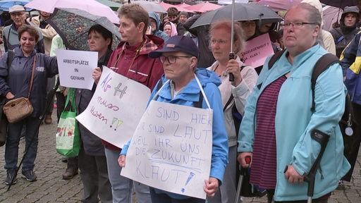 Frauen stehen mit Schildern auf dem Bremer Marktplatz.