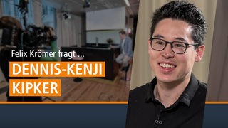 Dennis-Kenji Kipker zu Gast bei Felix Krömer mit Schriftzug