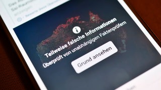 Auf dem Handy Bildschirm ist ein Meldung zu falschen Informationen zu sehen. 