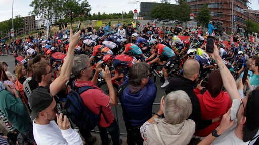 Viele Menschen stehen in Bremen am Streckenrand der Deutschland Tour.