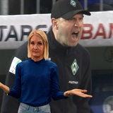 Radio-Bremen-Reporterin Janna Betten steht vor einem Bild von Werder-Trainer Ole Werner.