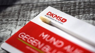 Umschlag mit Teststäbchen der DKMS.