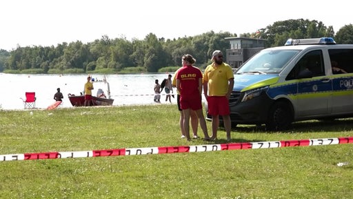 Der mit Absperrband abgesperrte Grambker Sportsee in Bremen Nord nach einem Unfall. Die DLRG ist auch vor Ort.