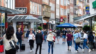 Menschen laufen durch die Sögestraße in Bremen.