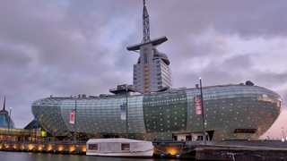 Das Klimahaus Bremerhaven 8° Ost ist ein wissenschaftliches Ausstellungshaus. Es liegt am Alten Hafen und ist Bestandteil der Havenwelten; seine Form ähnelt einem Boot.