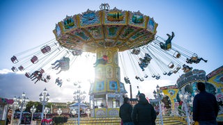 Besucher sitzen im Kettenkarussell Auf der Bürgerweide findet der Bremer Freimarkt statt.