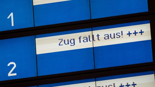 "Zug fällt aus" steht auf der Anzeigetafel eines Bahnhof