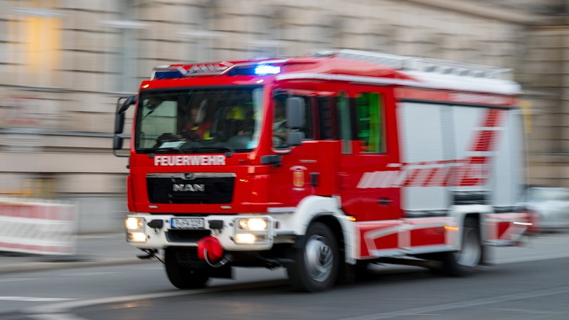 Ein Feuerwehrwagen fährt zum Einsatz. (Symbolbild)