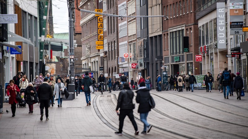 Passanten laufen durch die Fußgängerzone in der Obernstraße.