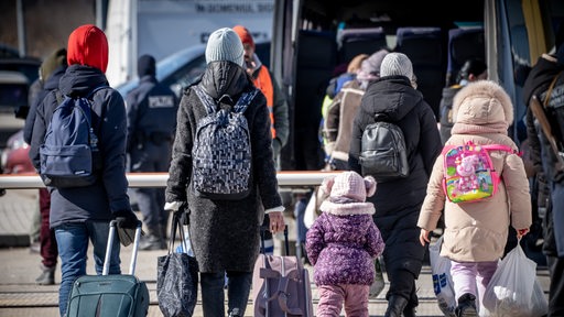 Menschen fliehen aus der Ukraine.