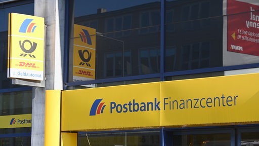 Der Eingang einer Postbank.