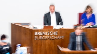 Abgeordnete der Bremischen Bürgerschaft während einer Debatte.