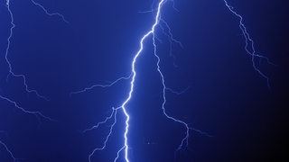 Ein Blitz zuckt über den Himmel.