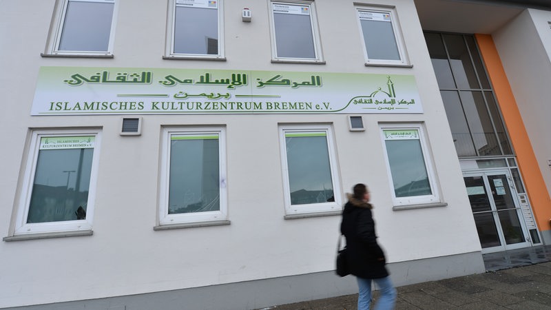 Ein Passant geht in Bremen am Islamischen Kulturzentrum vorbei. (Archivbild)