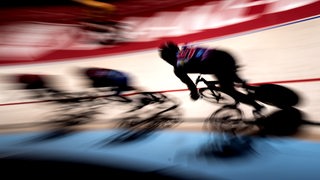 Rennradfahrer auf der Rundbahn bei den Sixdays. 