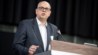 Bremens Bürgermeister Andreas Bovenschulte spricht in der bremischen Bürgerschaft