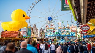 Menschenmassen strömen über den Freimarkt in Bremen