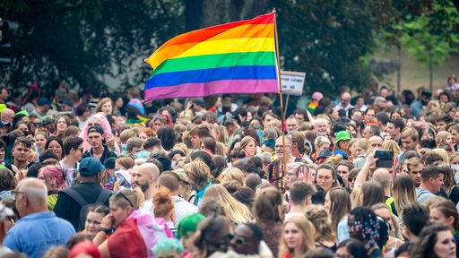 Menschen auf dem Christopher Street Day in Bremen