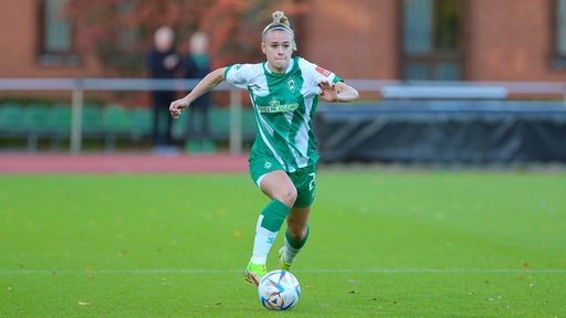 Lena Triendl mit dem Ball im Sprint.