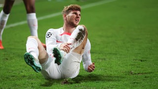 Timo Werner greift sich ans Fußgelenk.