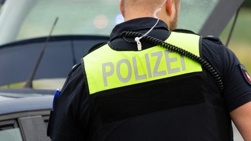 Polizist von hinten