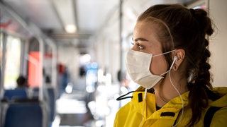 Frau mit Corona-Maske in Bremer Straßenbahn