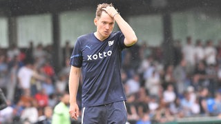 Henning Rießelmann, Trainer von Blau-Weiß Lohne, rauft sich die Haare.