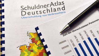 Der Schuldneratlas für Deutschland liegt auf einem Tisch.