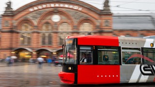 Eine Straßenbahn mit der Fahrtrichtung nach Huchting fährt vor dem Hauptbahnhof entlang 