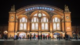 Der Bremer Hauptbahnhof am Abend.