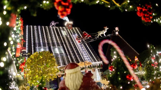 Zahlreiche Lichter erstrahlen am weihnachtlich geschmückten Haus der Familie Borchart in Delmenhorst.