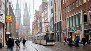 Eine Straßenbahn fährt durch die Obernstraße.