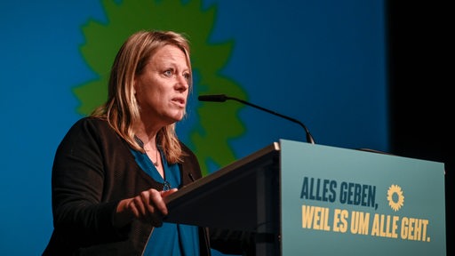 Die Spitzenkandidatin der Bremer Grünen für die Bürgerschaftswahl, Maike Schaefer, steht an einem Mikrofon.