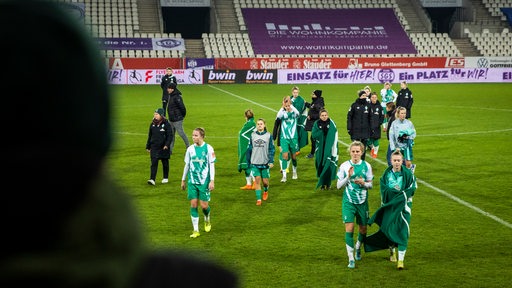 Die Werder-Spielerinnen verlassen enttäuscht nach dem Remis in Essen den Platz.