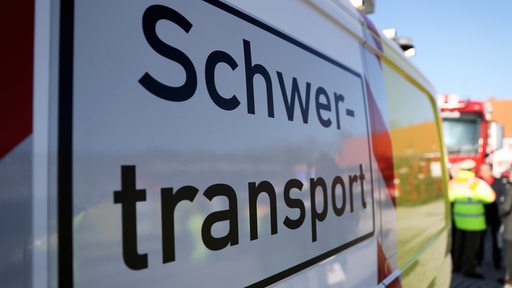 Die Aufschrift "Schwertransport" ist auf einem Begleit-Fahrzeug zu lesen. 