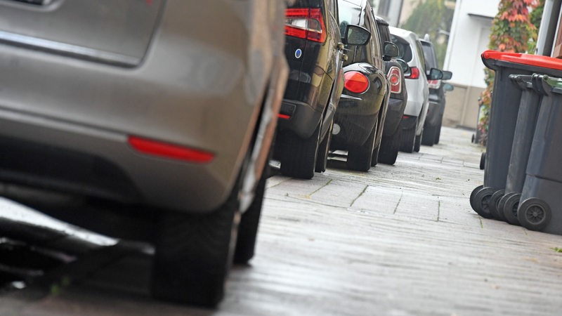 Autos parken aufgesetzt auf dem Gehweg