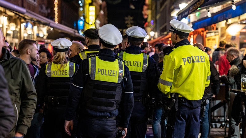 Polizisten im Einsatz in Menschenmenge