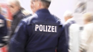 Der Rücken eines Polizisten.