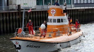 Seenotrettungskreuzer "Bremen" auf dem Weg in den Museumshafen in Bremen-Vegesack.