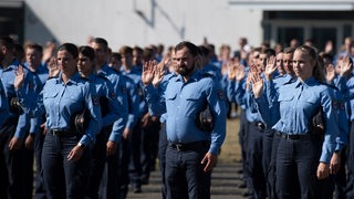 Angehende Polizeibeamte bei der Vereidigung