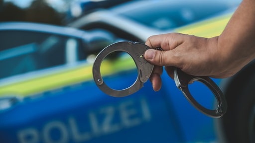 Polizistin mit Handschellen