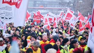 Mitarbeiter der Deutschen Post. Viele schwenken Verdi-Fahnen.