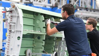 Mitarbeiter von Airbus arbeiten an der inneren Landeklappe eines A330