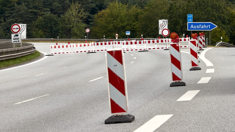 Schilder zur Umleitung nach Autobahn-Sperrung