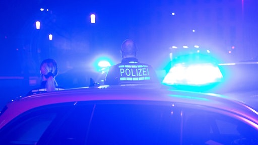 Polizeiwagen mit Blaulicht.