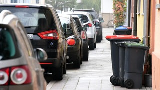 Autos parken auf dem Gehweg