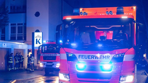 Zwei Feuerwehr-Fahrzeuge bei einem Einsatz.