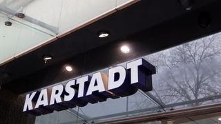 Der Schriftzug "Karstadt" an einem Gebäude