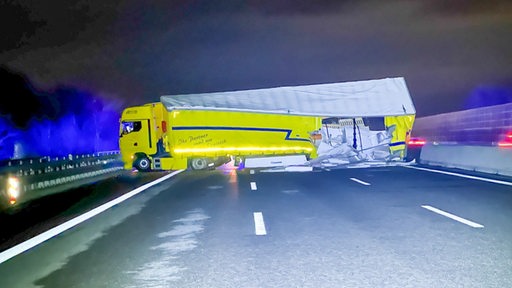 Ein Sattelzug steht quer zur Fahrbahn