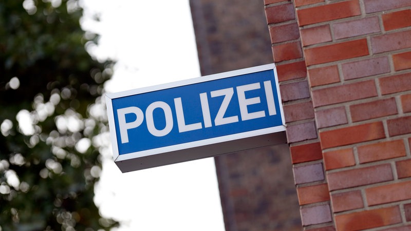 Schild "Polizei" an einer Polizeiwache